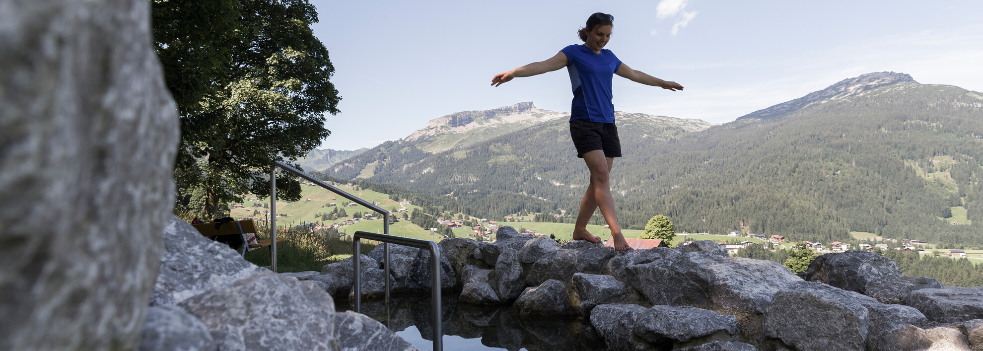 Erholung am Wassertretbecken Schwandlift | © Kleinwalsertal Tourismus eGen | Fotograf: Oliver Farys Erholung am Wassertretbecken Schwandlift | © Kleinwalsertal Tourismus eGen | Fotograf: Oliver Farys