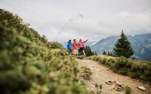 Wandern im Herbst | © Kleinwalsertal Tourismus | Fotograf: Oliver Farys