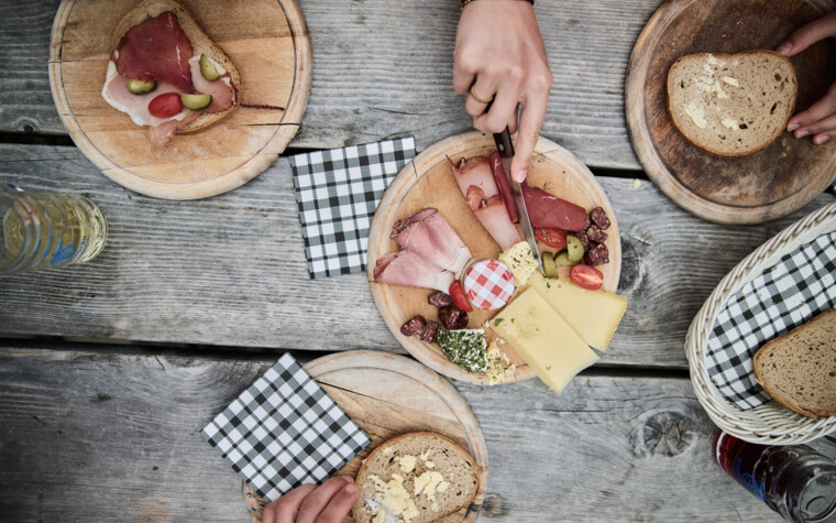 Brotzeit auf der Hütte | © Kleinwalsertal Tourismus | Fotograf: Oliver Farys