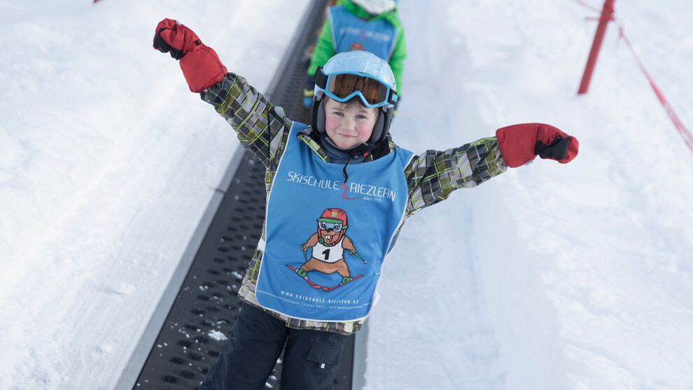 Kinderskikurs mit Burmi | © Kleinwalsertal Tourismus eGen | Fotograf: Oliver Farys Kinderskikurs mit Burmi | © Kleinwalsertal Tourismus eGen | Fotograf: Oliver Farys