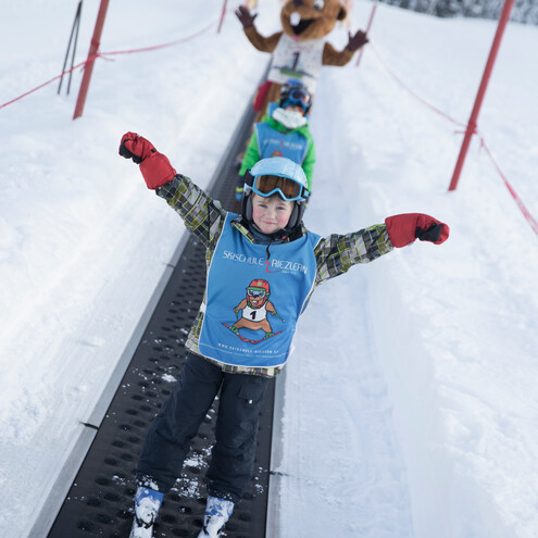 Kinderskikurs mit Burmi | © Kleinwalsertal Tourismus eGen | Fotograf: Oliver Farys Kinderskikurs mit Burmi | © Kleinwalsertal Tourismus eGen | Fotograf: Oliver Farys