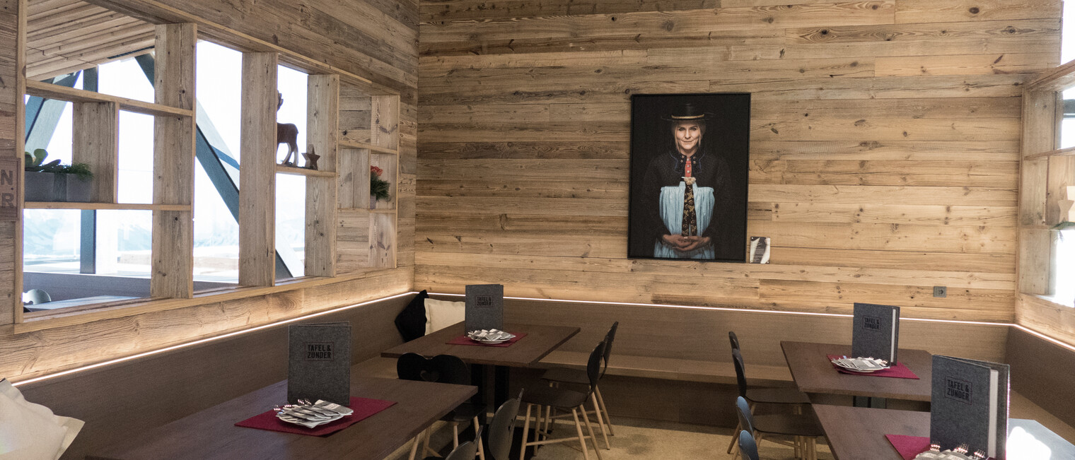 Restaurant Tafel Zunder Ifen Skigebiet | © Oberstdorf Kleinwalsertal Bergbahnen | Fotograf: Jennifer Tautz Restaurant Tafel Zunder Ifen Skigebiet | © Oberstdorf Kleinwalsertal Bergbahnen | Fotograf: Jennifer Tautz