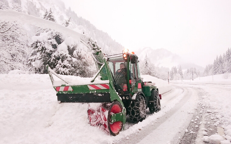 Schneeräumer im Kleinwalsertal | © Kleinwalsertal Tourismus eGen | Fotograf: Hermann Türtscher