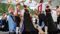 Trachtengruppe Kleinwalsertal bei der Alphornserenade | © Kleinwalsertal Tourismus eGen | Fotograf: Frank Drechsel Trachtengruppe Kleinwalsertal bei der Alphornserenade | © Kleinwalsertal Tourismus eGen | Fotograf: Frank Drechsel