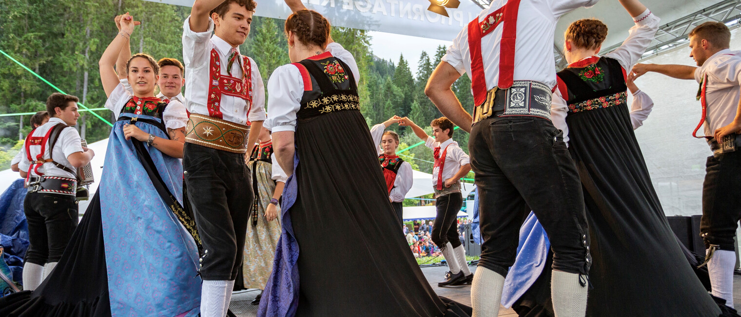 Trachtengruppe Kleinwalsertal bei der Alphornserenade | © Kleinwalsertal Tourismus eGen | Fotograf: Frank Drechsel Trachtengruppe Kleinwalsertal bei der Alphornserenade | © Kleinwalsertal Tourismus eGen | Fotograf: Frank Drechsel