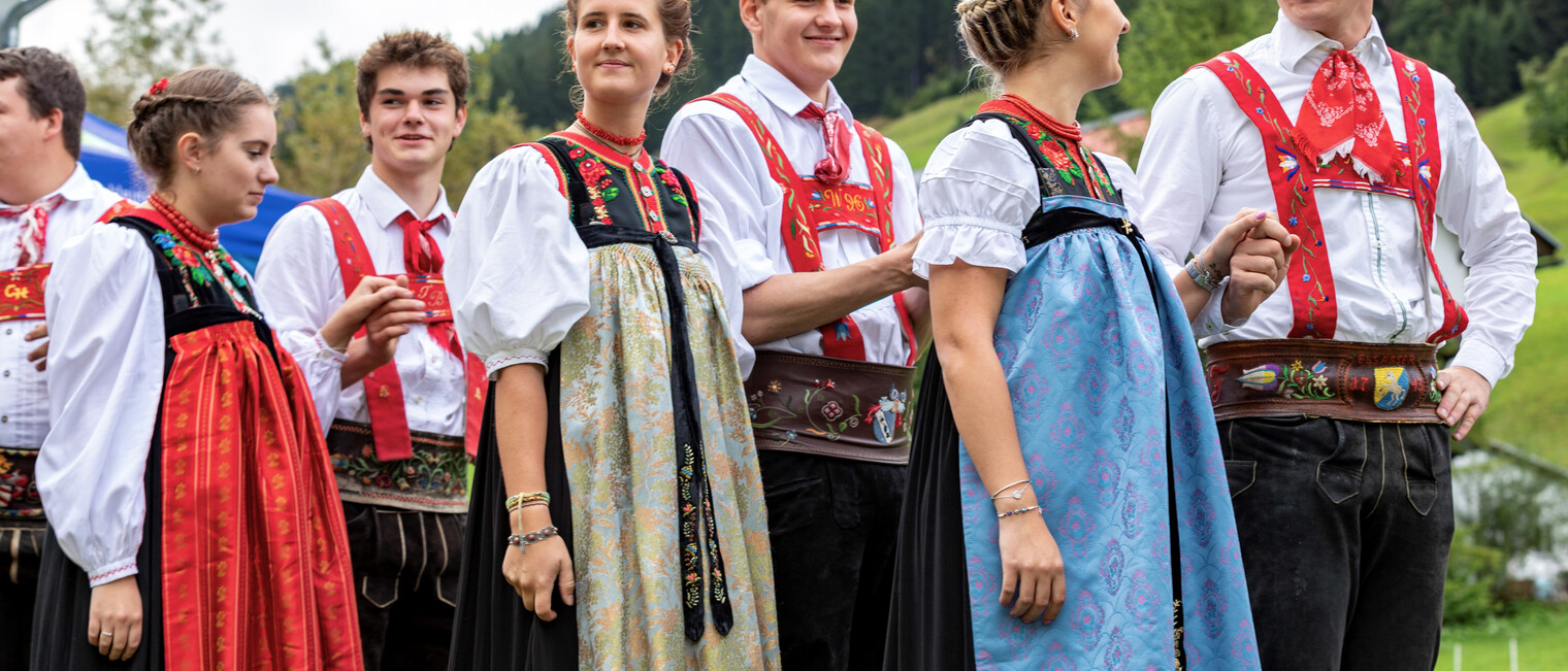 Trachtengruppe Kleinwalsertal bei der Alphornserenade | © Kleinwalsertal Tourismus eGen | Fotograf: Frank Drechsel Trachtengruppe Kleinwalsertal bei der Alphornserenade | © Kleinwalsertal Tourismus eGen | Fotograf: Frank Drechsel