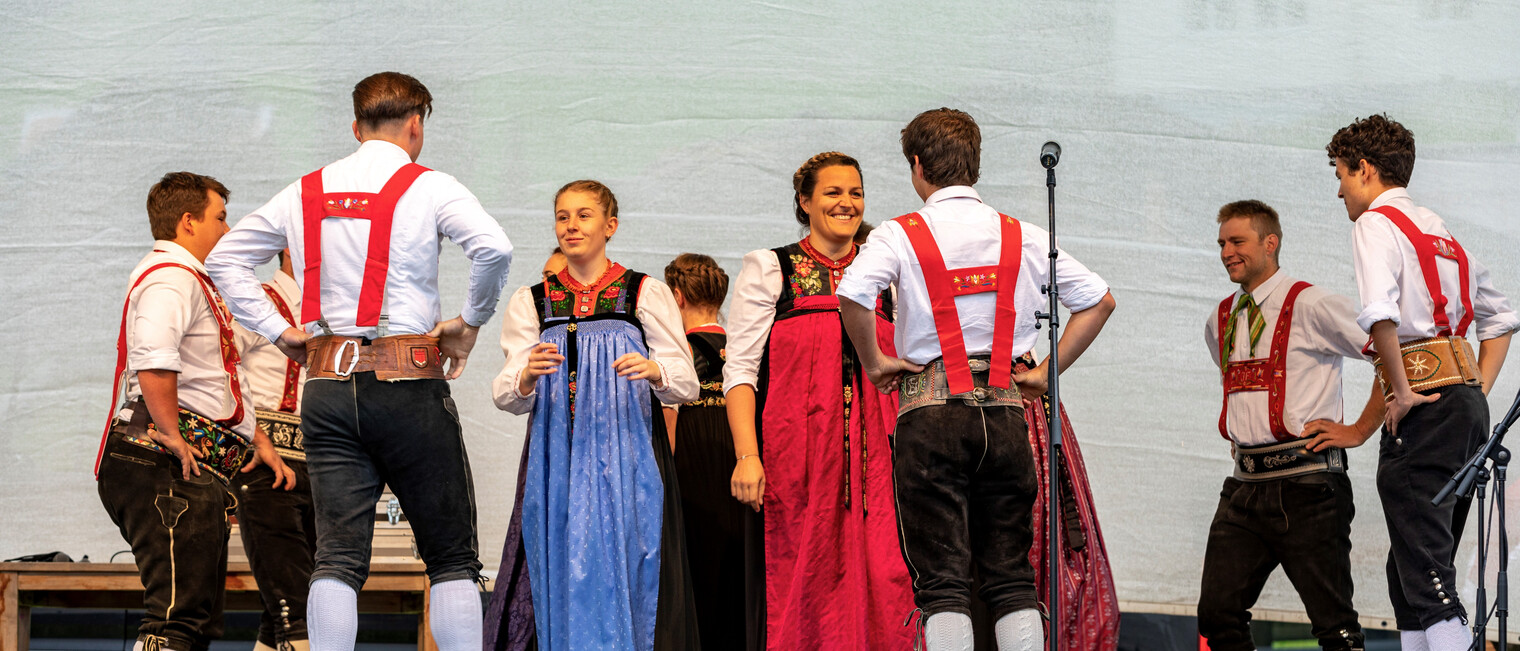 Trachtengruppe Kleinwalsertal bei der Alphornserenade | © Kleinwalsertal Tourismus eGen | Fotograf: Frank Drechsel Trachtengruppe Kleinwalsertal bei der Alphornserenade | © Kleinwalsertal Tourismus eGen | Fotograf: Frank Drechsel