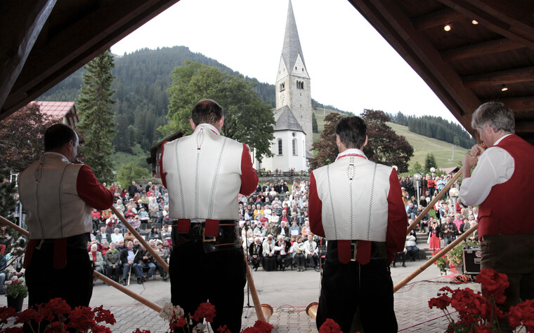 Alphornbläser im Musikpavillon in Mittelberg | © Kleinwalsertal Tourismus eGen | Fotograf: Frank Drechsel