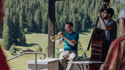 Carolyn Amann mit Trompeter Martin Eberle und und Kontrabassist Tobias Vedovelli beim Literaturfest 2023 | © Kleinwalsertal Tourismus | Fotograf: Philipp Herzhoff Carolyn Amann mit Trompeter Martin Eberle und und Kontrabassist Tobias Vedovelli beim Literaturfest 2023 | © Kleinwalsertal Tourismus | Fotograf: Philipp Herzhoff