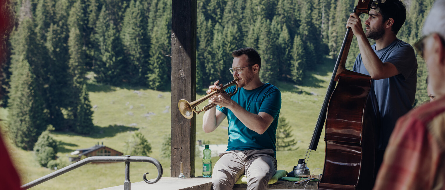 Carolyn Amann mit Trompeter Martin Eberle und und Kontrabassist Tobias Vedovelli beim Literaturfest 2023 | © Kleinwalsertal Tourismus | Fotograf: Philipp Herzhoff Carolyn Amann mit Trompeter Martin Eberle und und Kontrabassist Tobias Vedovelli beim Literaturfest 2023 | © Kleinwalsertal Tourismus | Fotograf: Philipp Herzhoff