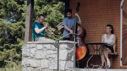 Carolyn Amann mit Trompeter Martin Eberle und und Kontrabassist Tobias Vedovelli beim Literaturfest 2023 | © Kleinwalsertal Tourismus | Fotograf: Philipp Herzhoff Carolyn Amann mit Trompeter Martin Eberle und und Kontrabassist Tobias Vedovelli beim Literaturfest 2023 | © Kleinwalsertal Tourismus | Fotograf: Philipp Herzhoff