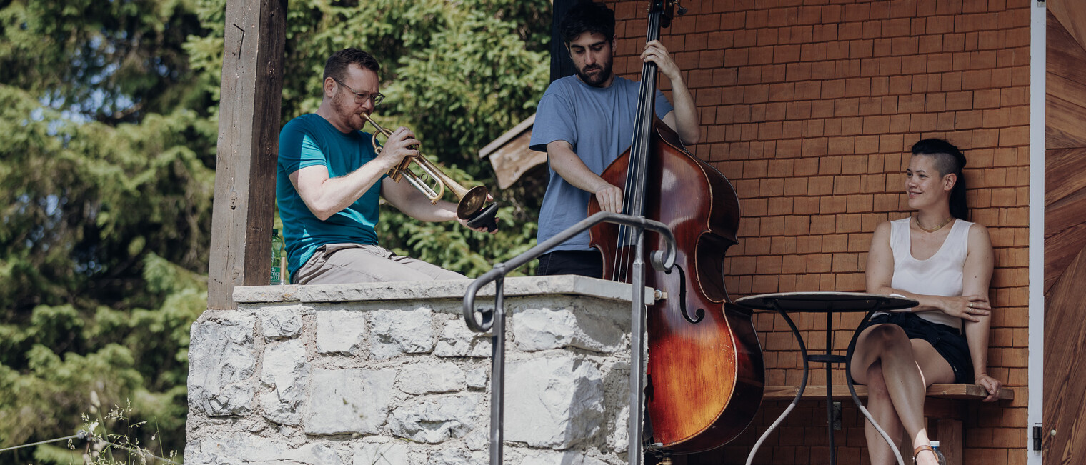 Carolyn Amann mit Trompeter Martin Eberle und und Kontrabassist Tobias Vedovelli beim Literaturfest 2023 | © Kleinwalsertal Tourismus | Fotograf: Philipp Herzhoff Carolyn Amann mit Trompeter Martin Eberle und und Kontrabassist Tobias Vedovelli beim Literaturfest 2023 | © Kleinwalsertal Tourismus | Fotograf: Philipp Herzhoff