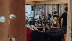 Carolyn Amann und das Jazzorchester Vorarlberg mit dem Stück "Petit Mal" | © Kleinwalsertal Tourismus | Fotograf: Philipp Herzhoff Carolyn Amann und das Jazzorchester Vorarlberg mit dem Stück "Petit Mal" | © Kleinwalsertal Tourismus | Fotograf: Philipp Herzhoff