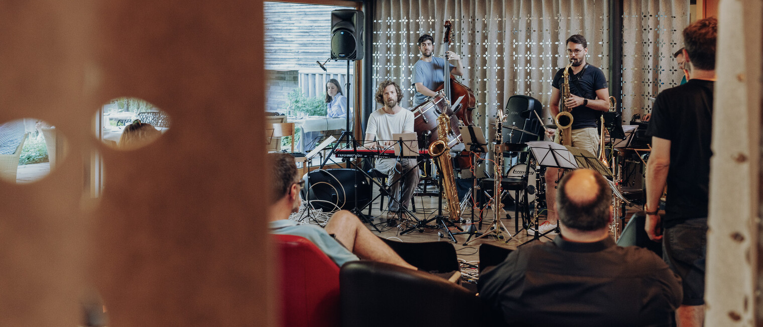 Carolyn Amann und das Jazzorchester Vorarlberg mit dem Stück "Petit Mal" | © Kleinwalsertal Tourismus | Fotograf: Philipp Herzhoff Carolyn Amann und das Jazzorchester Vorarlberg mit dem Stück "Petit Mal" | © Kleinwalsertal Tourismus | Fotograf: Philipp Herzhoff