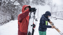 Auffellen beim VAUDE Skitourencamp | © Bergwelt Oberstaufen | Fotograf: Moritz Sonntag Auffellen beim VAUDE Skitourencamp | © Bergwelt Oberstaufen | Fotograf: Moritz Sonntag