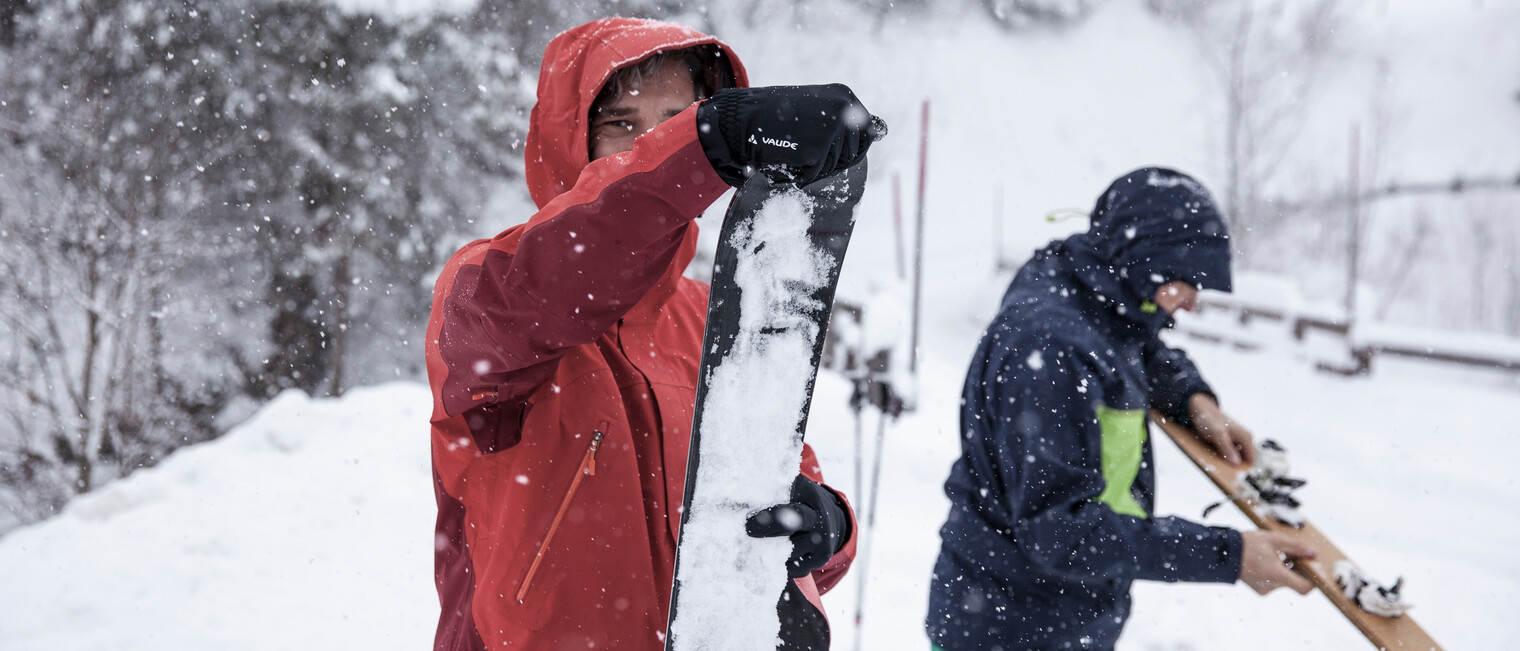 Auffellen beim VAUDE Skitourencamp | © Bergwelt Oberstaufen | Fotograf: Moritz Sonntag Auffellen beim VAUDE Skitourencamp | © Bergwelt Oberstaufen | Fotograf: Moritz Sonntag