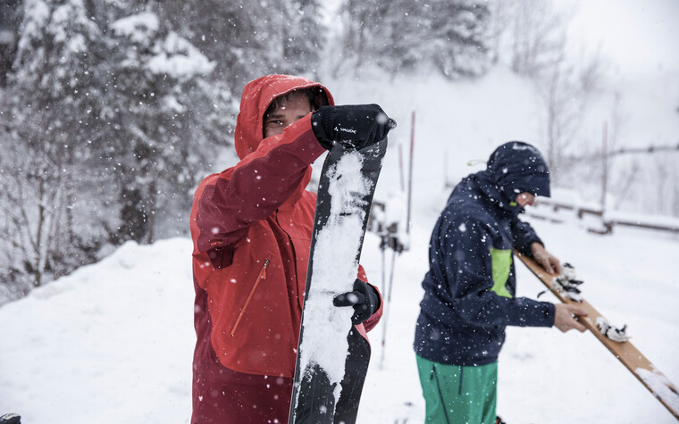 Auffellen beim VAUDE Skitourencamp | © Bergwelt Oberstaufen | Fotograf: Moritz Sonntag